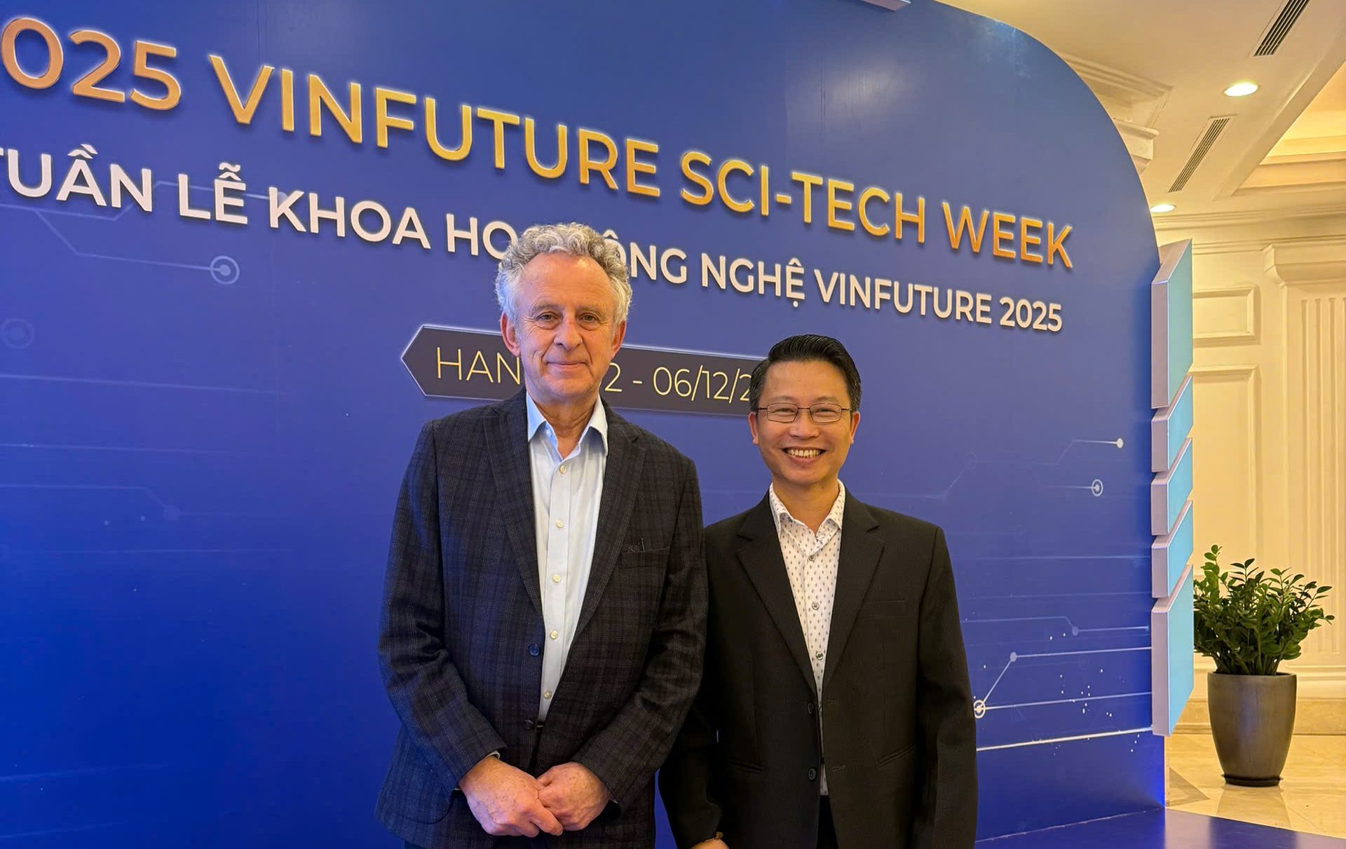Meeting of CMIT Members with Professor Sir Richard Henry Friend at VinFuture 2025