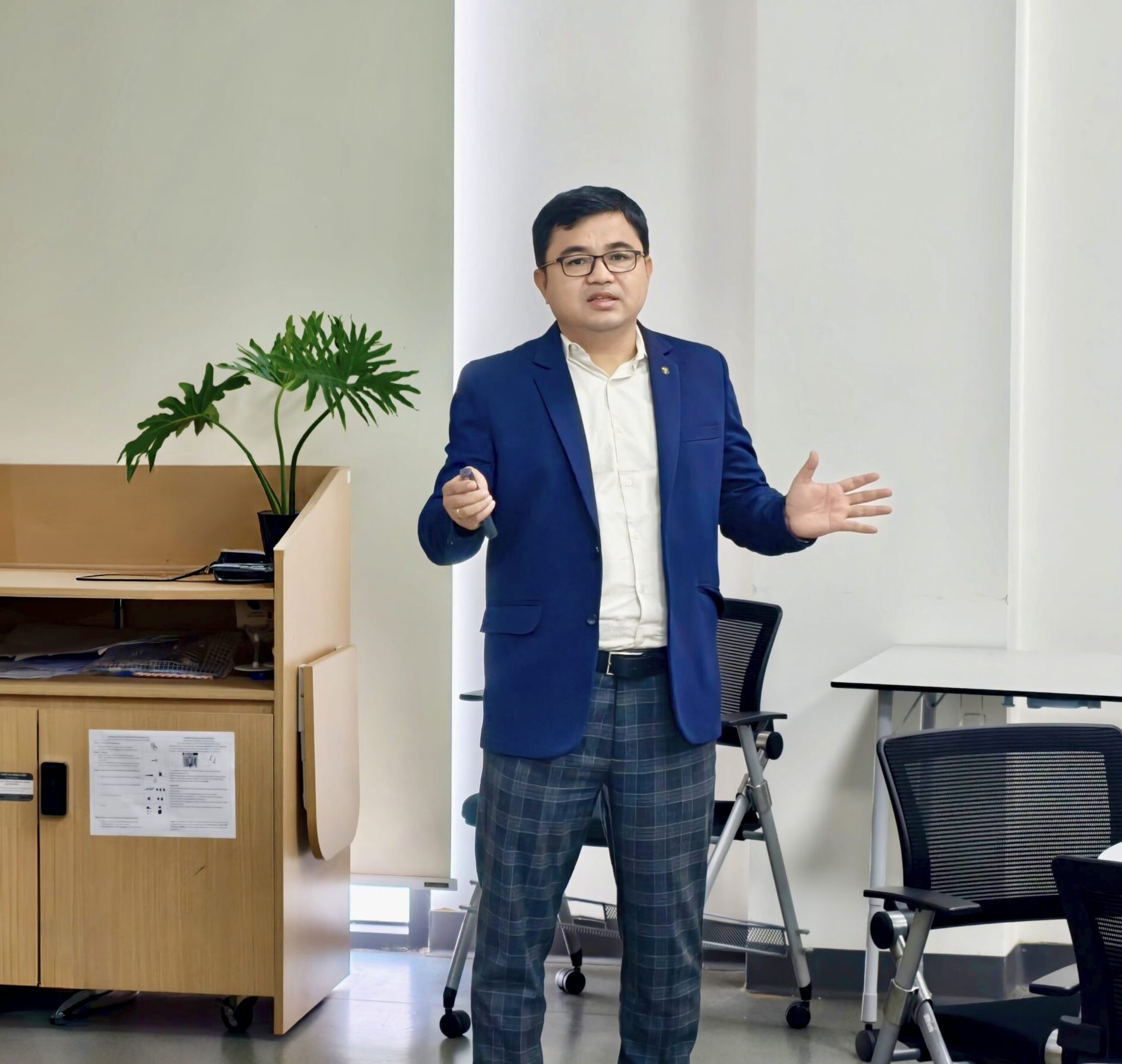 Prof. Ranjit Thapa presents Machine Learning Approaches for Accelerating Catalyst Discovery at VinUniversity